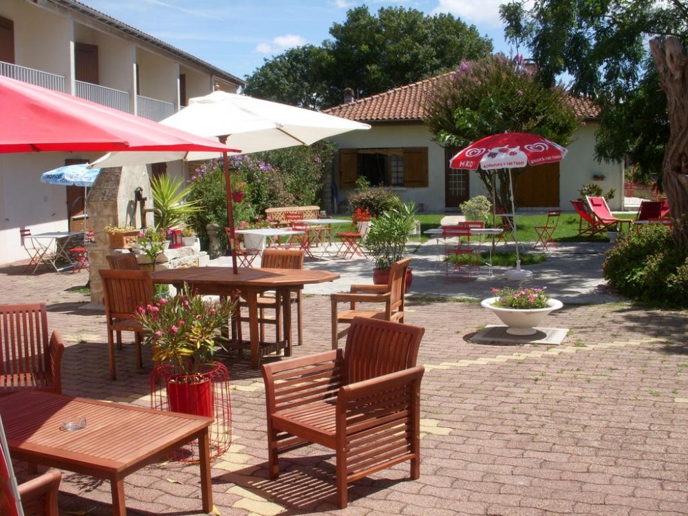 Photo de Hôtel Les Vieux Acacias