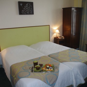 Photo Hôtel Restaurant Des Bains  à Saint-Jean-le-Thomas 50530