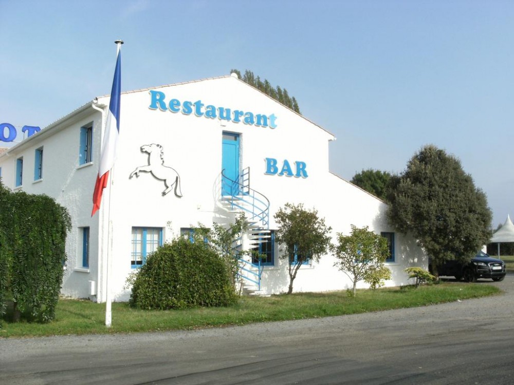 Photo de Hôtel Le Cheval Blanc