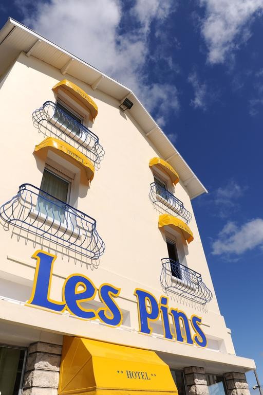 Photo de Hôtel Les Pins