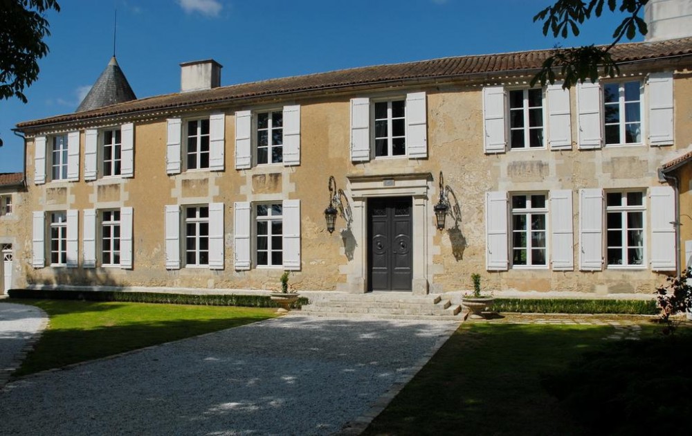 Hôtel Le logis du Péré à SaintCoutantleGrand avec restaurant