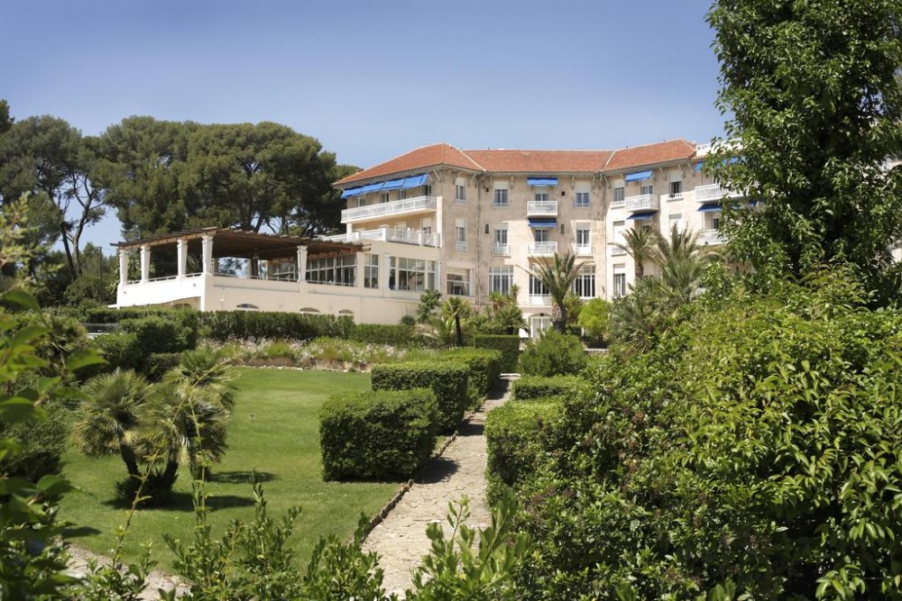 Grand Hôtel Les Lecques à SaintCyrsurMer avec piscine Grand Hôtel Les Lecques à SaintCyrsurMer avec piscine