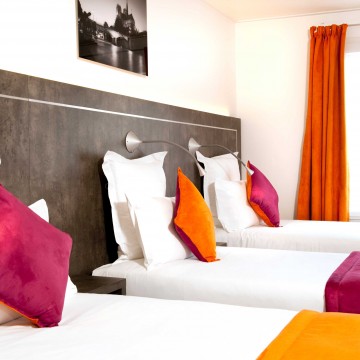 chambre triple  3 lits individuels  Hôtel Du Plat dEtain