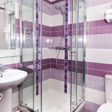 salle de bain douche Hôtel Du Plat dEtain